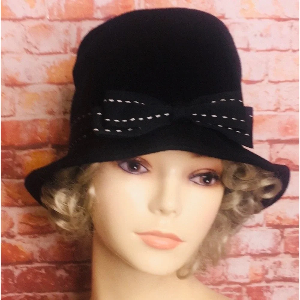 Vintage Luxor MCM Black Wool Felt Cloche Hat with Bow